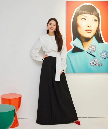 Sự phối hợp giữa áo blouse trắng và chân váy đen mang đậm nét cổ điển