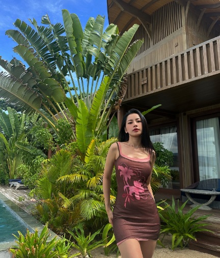 Những mẫu váy ngắn ôm sát luôn là lựa chọn yêu thích của Chi Pu