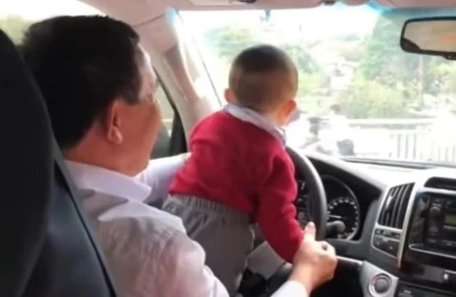 - Chở trẻ em dưới 10 tuổi và chiều cao dưới 1,35 mét trên xe ô tô ngồi cùng hàng ghế với người SHBET 1000 World Cup sẽ bị xử phạt 1 triệu đồng. (Ảnh minh họa)