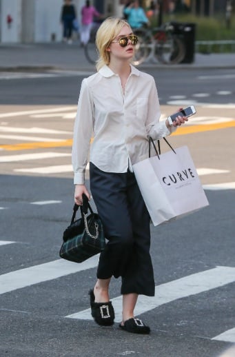 Elle Fanning chọn các món đồ trung tính như áo sơ mi trắng và quần lửng đen để tạo vẻ ngoài trang nhã nhưng trẻ trung.