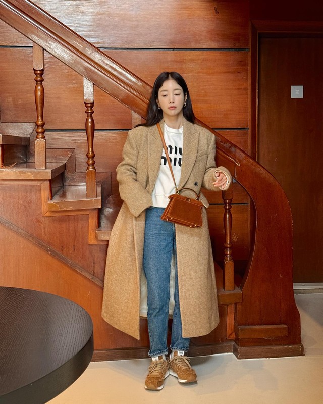 Ki Eun Se chọn áo trắng phối cùng quần jeans xanh để tạo sự trẻ trung.