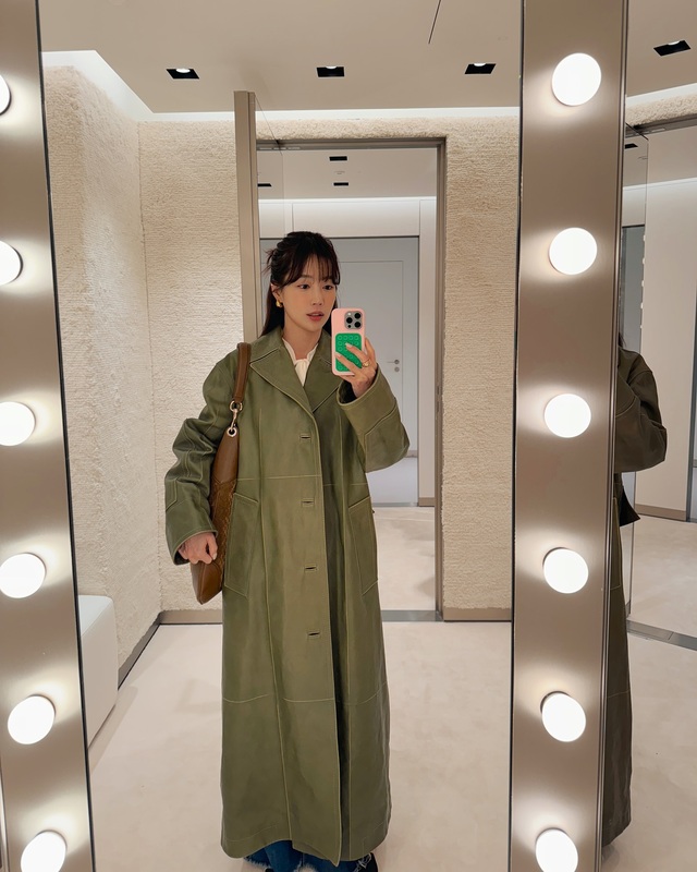 Mẫu áo khoác olive là điểm nhấn trong set đồ. Ki Eun Se chọn cách phối đơn giản với áo trắng