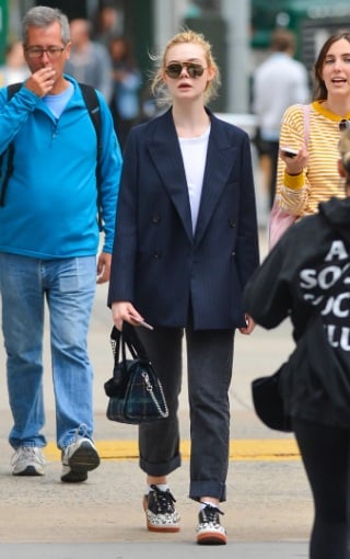 Áo blazer phối cùng quần denim đen và áo thun trắng giúp Elle có vẻ ngoài vừa thanh lịch vừa năng động.