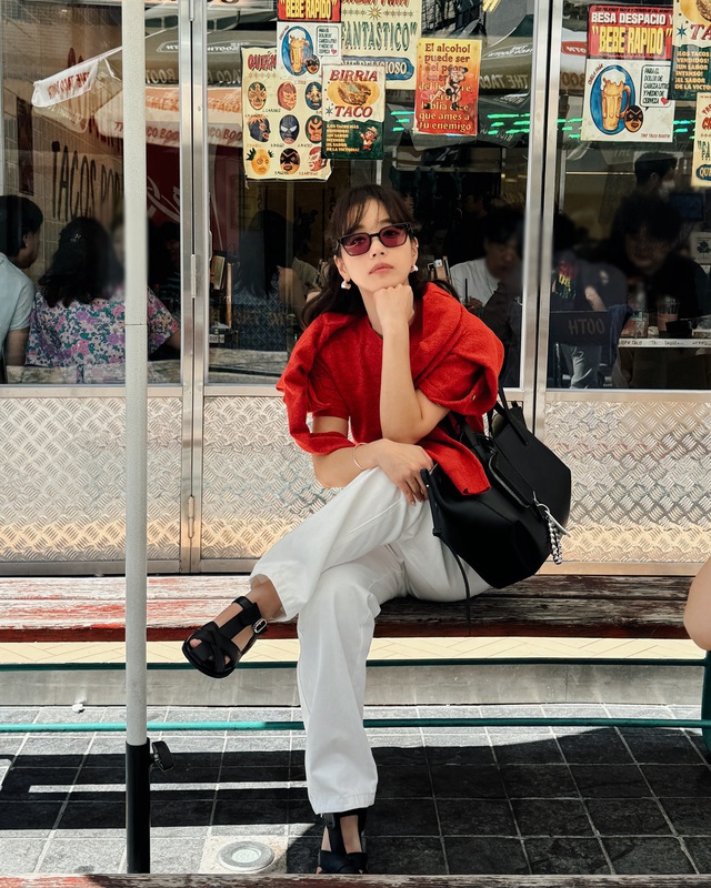 Ki Eun Se chứng minh rằng phụ nữ trên 40 vẫn có thể diện đồ màu nổi.