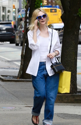 Áo tank top phối sơ mi trắng cùng quần jeans xanh là công thức đơn giản nhưng luôn hiệu quả.