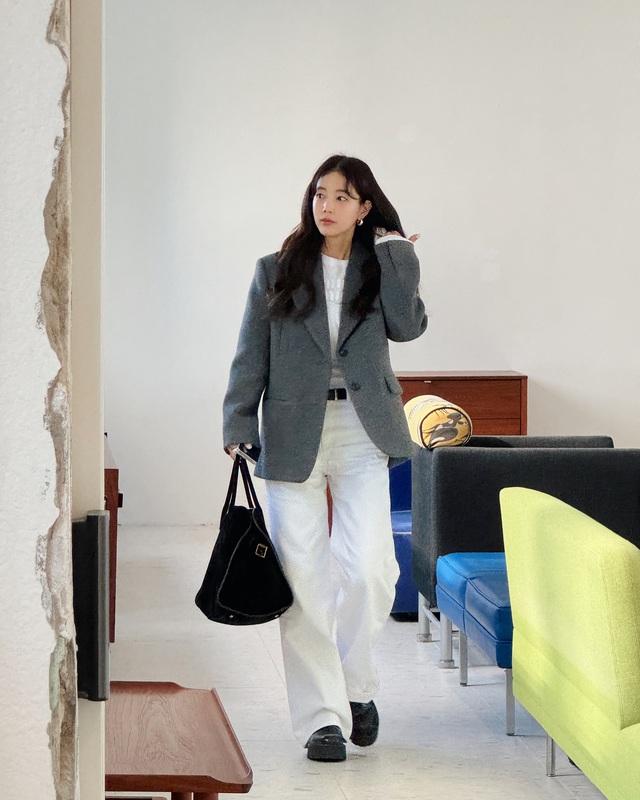 Cách phối áo blazer xám, áo thun và quần denim trắng mang lại vẻ trẻ trung và tinh tế. 