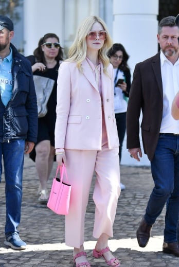 Elle diện bộ suit hồng pastel trẻ trung nhưng không hề lòe loẹt.
