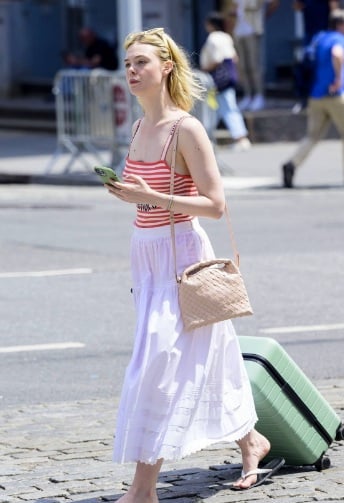 Elle Fanning chọn áo kẻ ngang đỏ trắng phối với chân váy trắng dáng dà