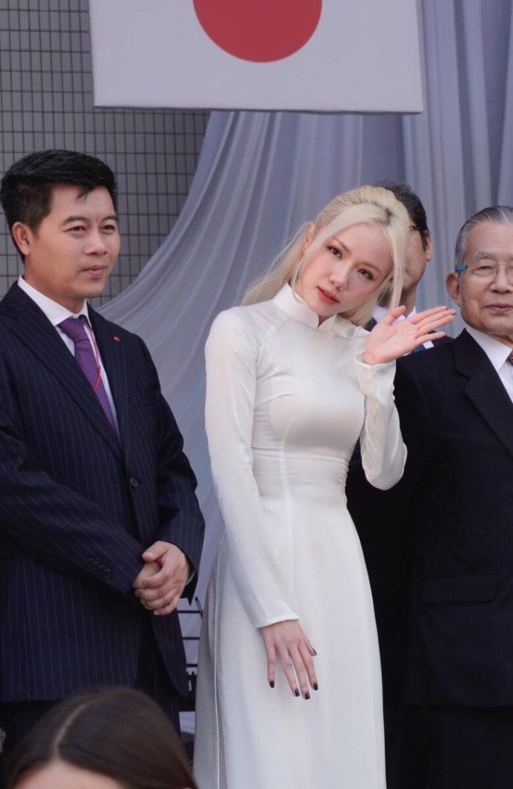 Cô chọn áo dài trắng tôn vinh vẻ đẹp dịu dàng và thanh thoát.