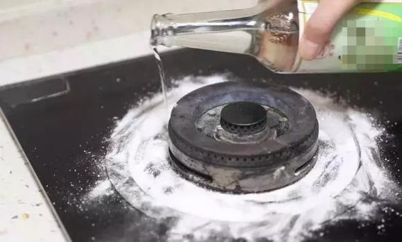 Giấm sẽ giúp làm mềm các vết bẩn, trong khi baking soda có tác dụng tẩy rửa hiệu quả. Muối sẽ tạo ma sát để loại bỏ vết dầu cứng đầu.