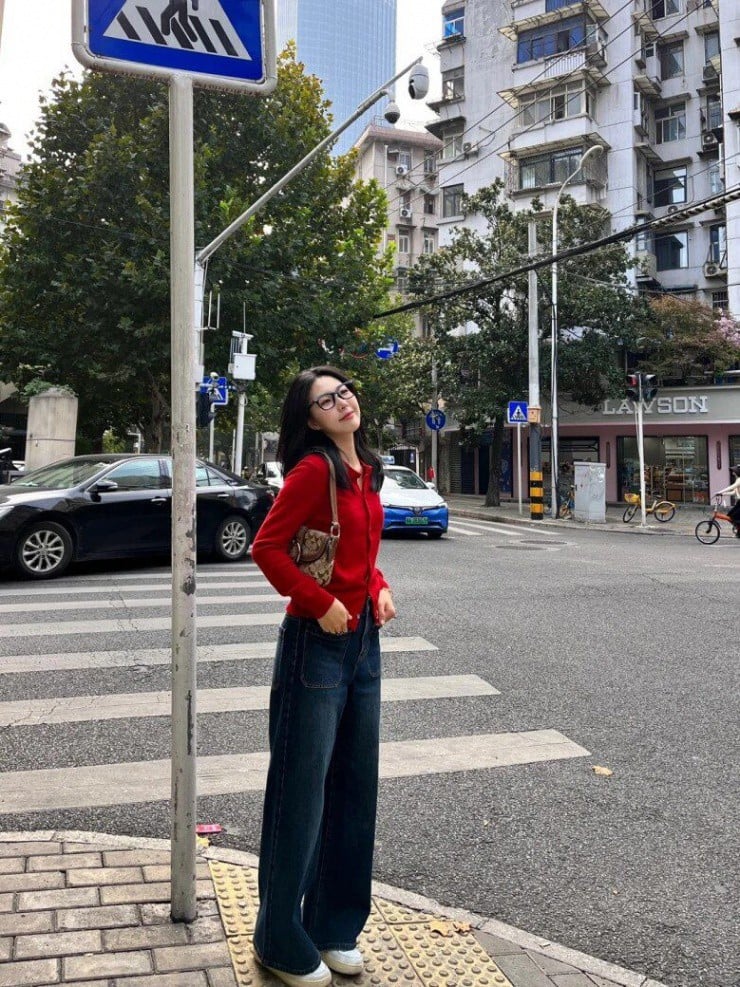 Áo cardigan đỏ là món đồ không thể thiếu cho những cô nàng yêu thích phong cách dịu dàng