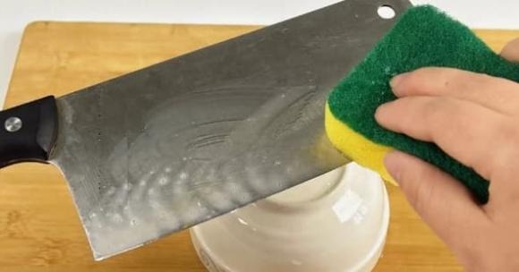 Sau đó, bạn cho một ít muối, một lượng kem đánh răng vừa đủ và một ít giấm trắng vào giữa chiếc bát, rồi trộn đều các nguyên liệu.