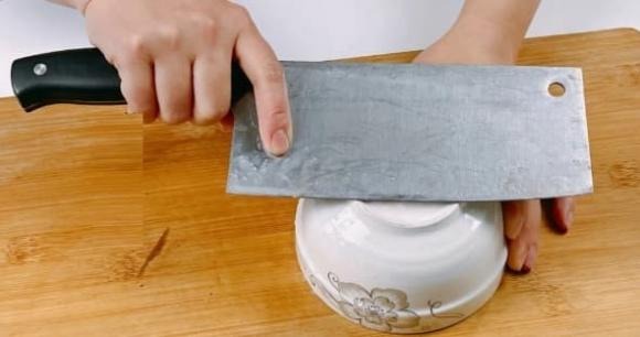 Tiếp theo, bạn dùng dao bếp và mài nó trên bề mặt tròn của chiếc bát sứ theo một chiều duy nhất.