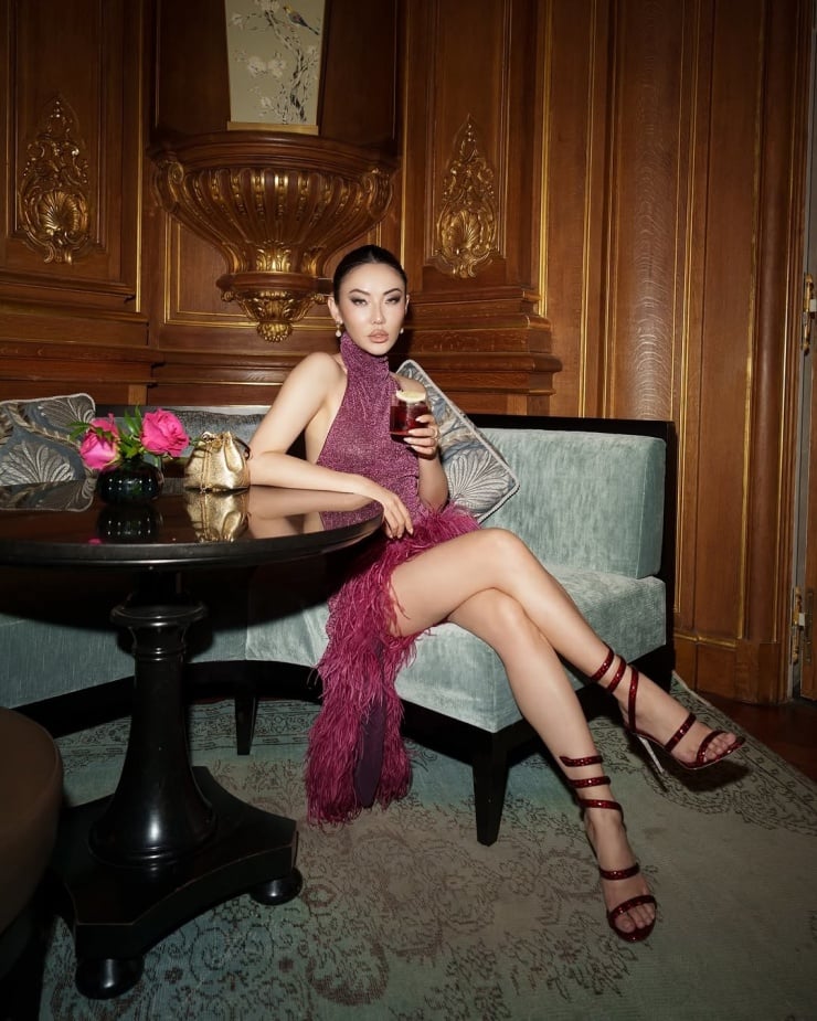 Phối váy cổ yếm với sandals phá cách và tóc gọn sẽ giúp bạn toát lên vẻ kiêu sa và quyến rũ.