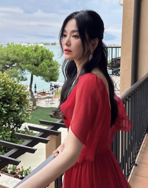 Tóc buộc nửa đầu là một Link Vào SHBET88 Mới Nhất được áp dụng rộng rãi bởi các ngôi sao nổi tiếng như Song Hye Kyo