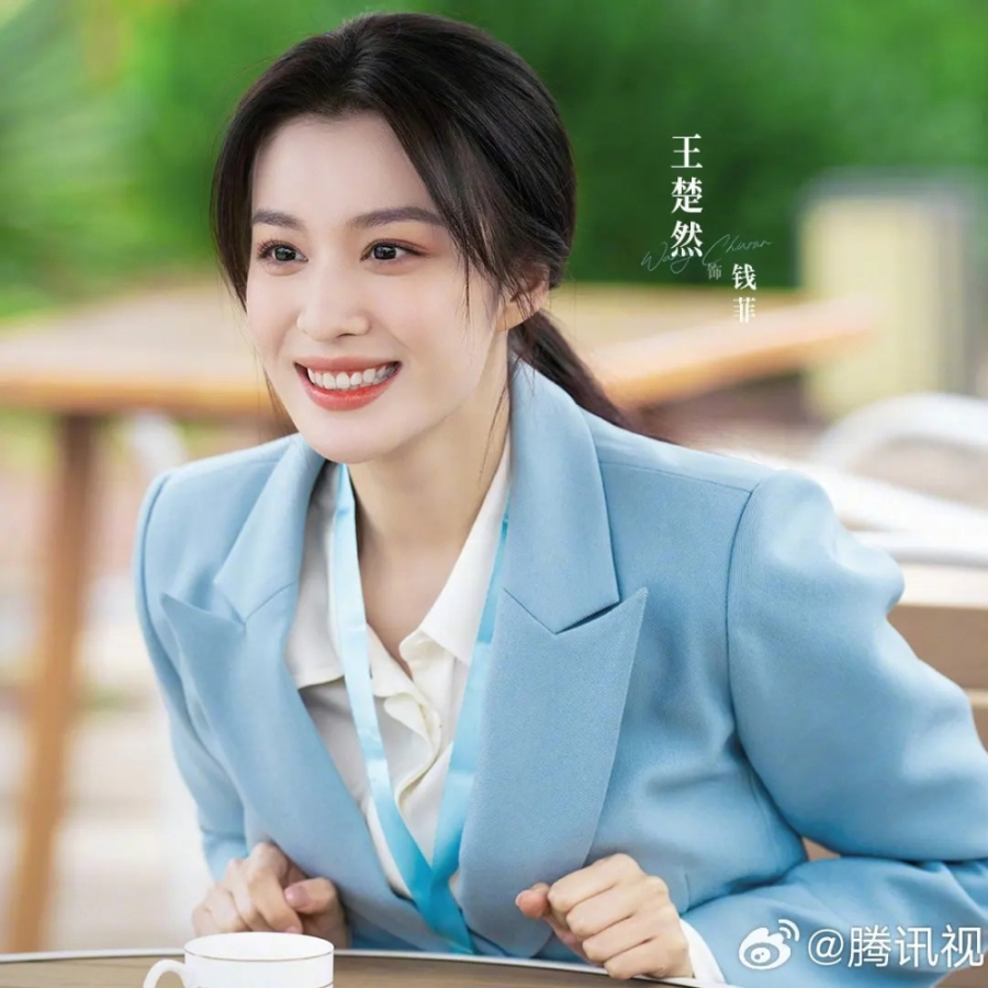 Vương Sở Nhiên luôn chuộng lối trang điểm nhẹ nhàng, với lớp nền mỏng nhẹ giúp tôn lên Mừng SHBET phiên bản mới 2025 sáng mịn màng của cô.