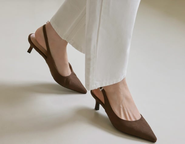 Giày sling-back với thiết kế hở gót mang đến vẻ đẹp thanh lịch và thời trang hiện đại. 
