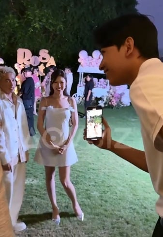 Nữ diễn viên không ngần ngại kiểm tra clip, đưa ra những ý kiến rồi Võ Cảnh lại quay tiếp.
