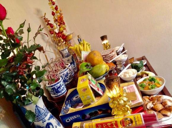 Lễ cúng Rằm tháng Chạp thường được chuẩn bị chu đáo, với các vật phẩm chia thành hai phần: lễ chay và lễ mặn.    