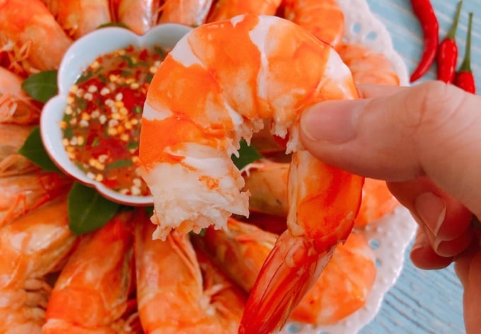 Thêm vài giọt này vào nồi, tôm luộc lên màu đỏ au, ngọt thịt, hết tanh