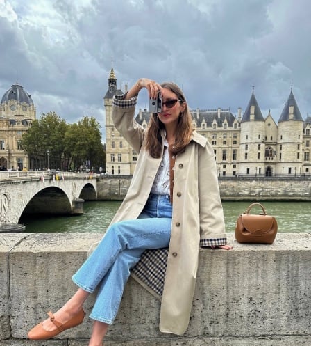 Áo trench coat là món đồ không thể thiếu trong những ngày thời tiết giao mùa.