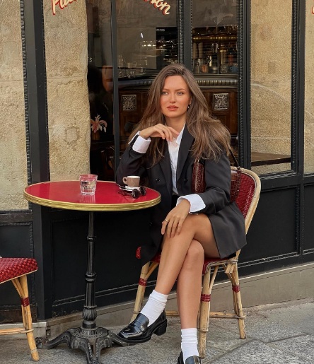 Blazer là biểu tượng của sự thanh lịch và là một trong những item được phụ nữ Pháp yêu thích nhất.