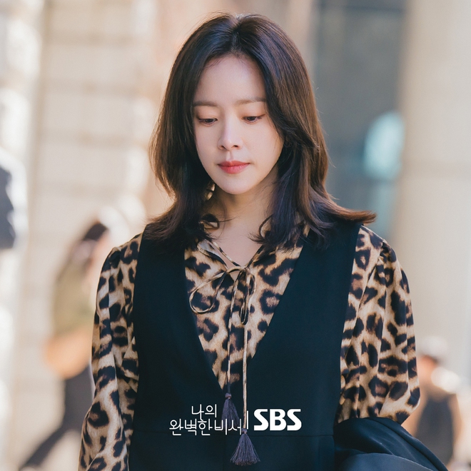  Cô kết hợp áo blouse họa tiết da báo cùng áo gile,