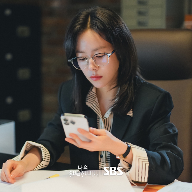 Cô thường chọn các thiết kế đơn giản mang tông màu trung tính như đen, trắng, hoặc be. 