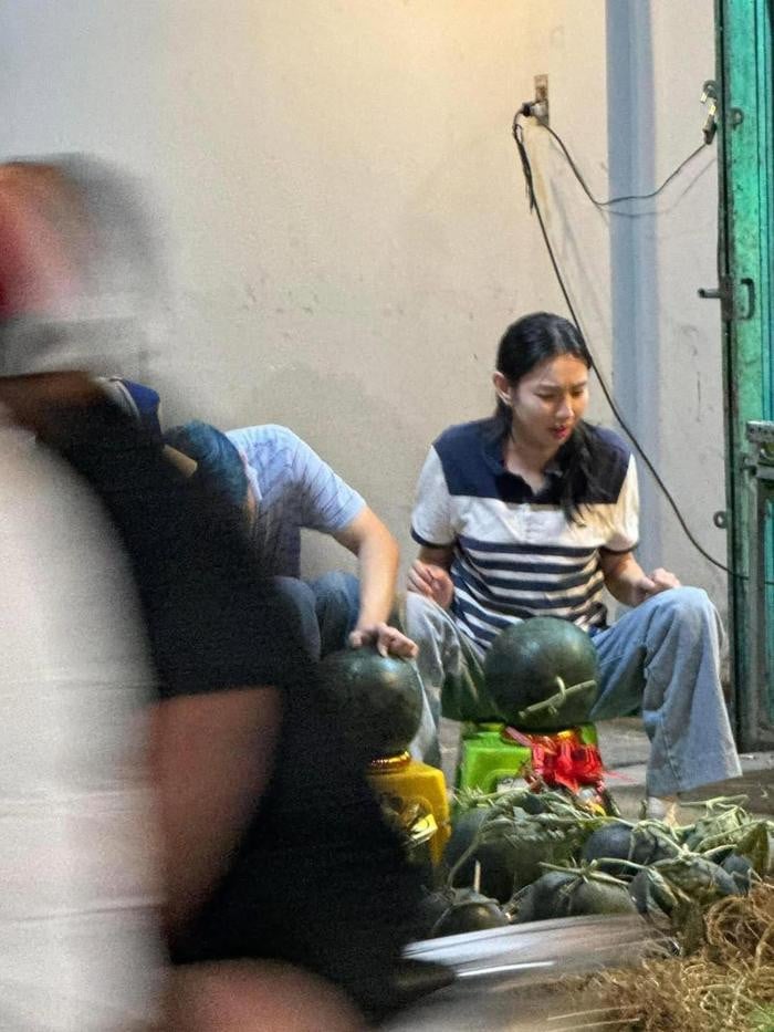 Thùy Tiên bị bắt gặp đang ngồi lề đường bán dưa hấu