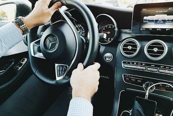 Trong xã hội hiện đại, xe hơi không chỉ là phương tiện di chuyển mà còn được xem như biểu tượng của sự thành đạt.