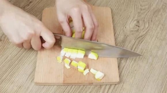 Có thể bạn chưa biết, vỏ bưởi là một chất tẩy rửa tự nhiên tuyệt vời, giàu tinh dầu cam quýt, có khả năng loại bỏ vết dầu, mùi hôi và vi khuẩn hiệu quả.    