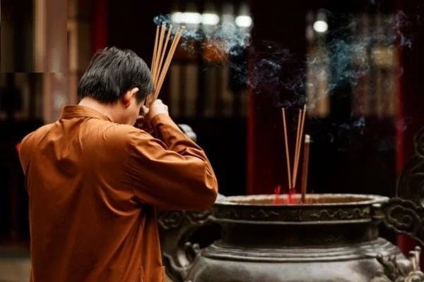 Thắp hương là một hành động mang nhiều ý nghĩa tâm linh sâu sắc và giúp không khí Shbet111 slot, casino, thể thao, xổ số thêm ấm cúng, yên bình.