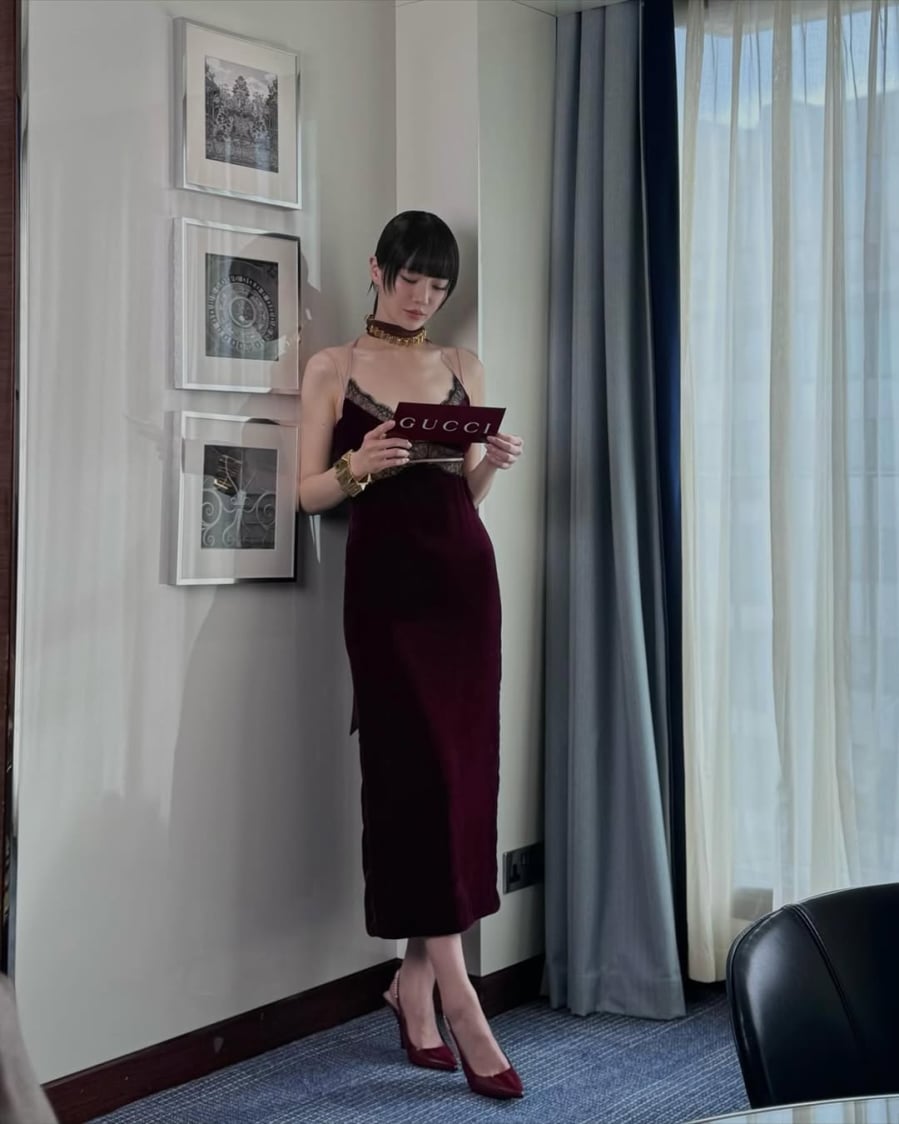 Váy bodycon ôm sát, hay những bộ cánh với tông màu trầm được cô yêu thích