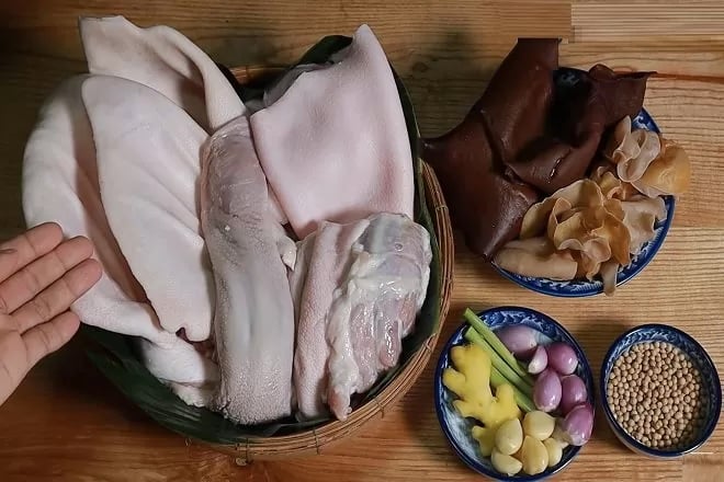 Nguyên liệu chính để làm giò xào bao gồm tai lợn, lưỡi lợn và thịt chân giò