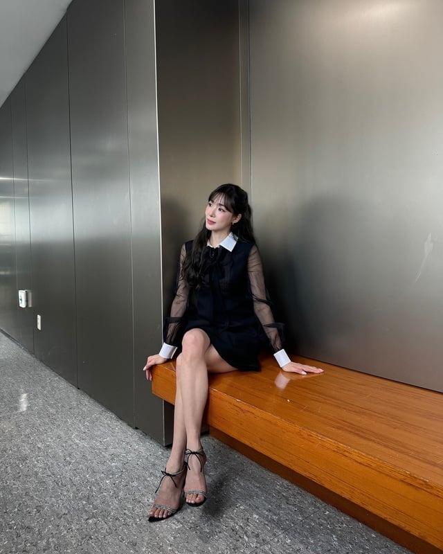 Cô thường kết hợp với sandal ánh kim hoặc giày cao gót mũi nhọn, tạo vẻ ngoài thanh thoát và quyến rũ.