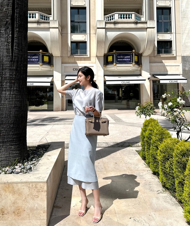 Sandal dáng mule đã gây sốt trong mùa hè vừa qua và vẫn duy trì được sức hút cho đến hiện tại. 