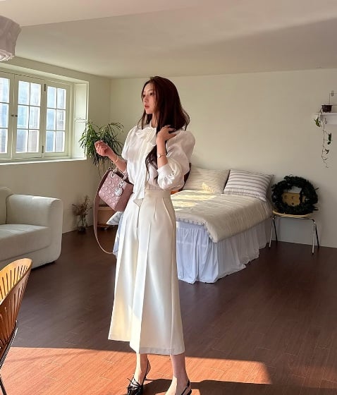 Chân váy mang lại vẻ dịu dàng, còn quần ống suông lại rất thoải mái và hiện đại.