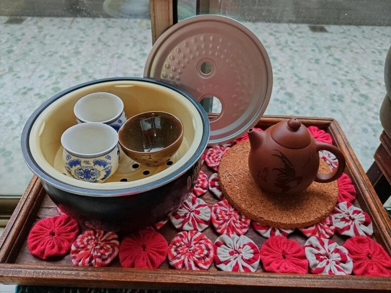 Nắp nồi cũng có thể được tháo rời để làm mâm đậy cho khay trà trong quá trình pha chế, đồng thời giúp bảo vệ khay khỏi bụi bẩn khi không sử dụng