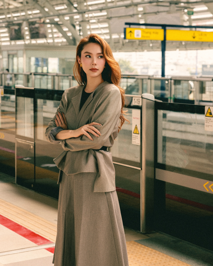 Set đồ áo khoác và chân váy đồng bộ mà Minh Hằng diện mang đến vẻ đẹp trang nhã