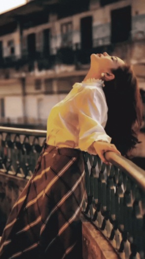 Bộ đồ gồm blouse cổ xếp diềm và chân váy kẻ là một gợi ý hoàn hảo cho phong cách nữ tính