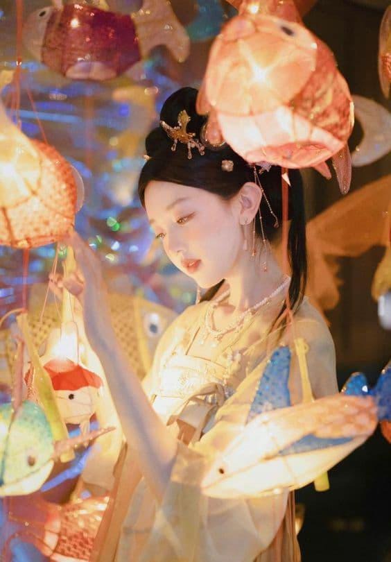 Trong xã hội, phụ nữ biểu trưng cho sự dịu dàng, nết na và vẻ đẹp mềm mại. 