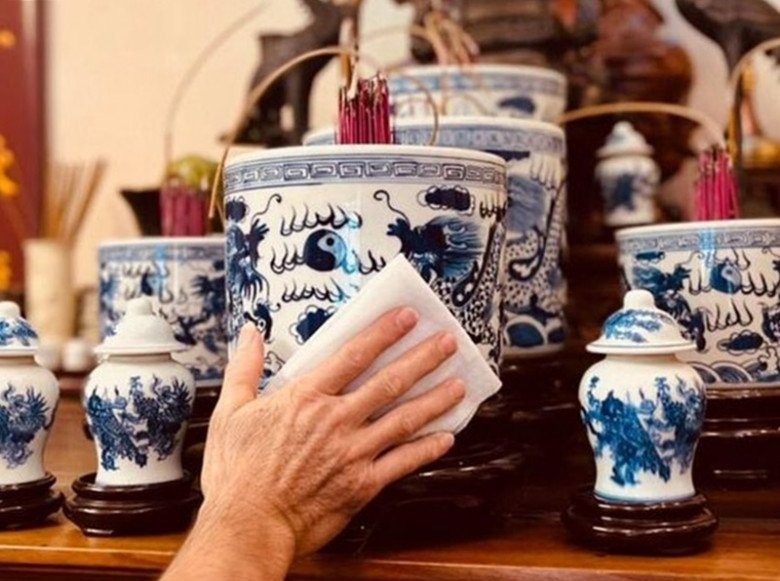 Lúc rút tỉa chân hương nên chú ý một tay rút, một tay giữ chặt bát hương, làm nhẹ nhàng để tránh xê dịch, đổ vỡ đồ đạc trên bàn thờ. Ảnh minh họa