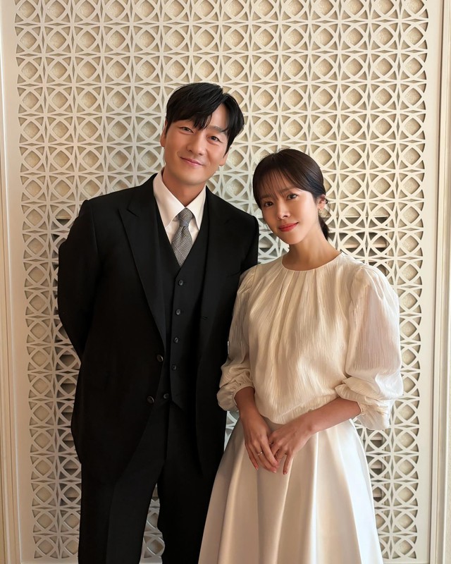 Han Ji Min cũng là một tín đồ của những set đồ dịu dàng và trang nhã. 