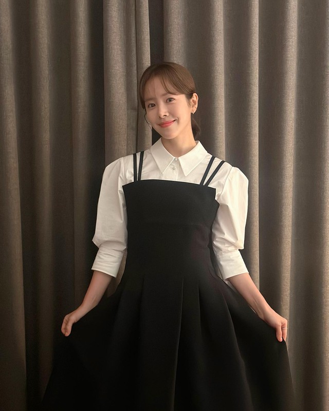 Bộ Shbet999 com đăng nhập đơn giản nhưng không bao giờ lỗi mốt của Han Ji Min là áo sơ mi trắng kết hợp với váy hai dây đen