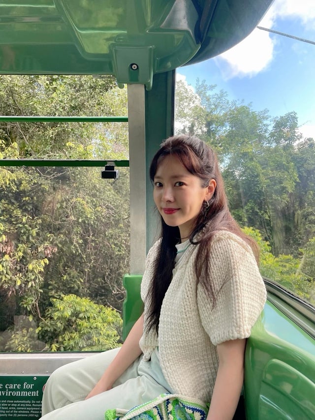 Một trong những bộ đồ yêu thích khác của Han Ji Min là set đồ toàn màu trắng, gồm áo cardigan cộc tay