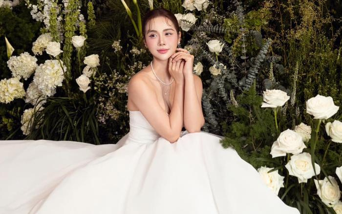 Huyền Lizzie đăng tải bộ ảnh mặc váy cưới lộng lẫy