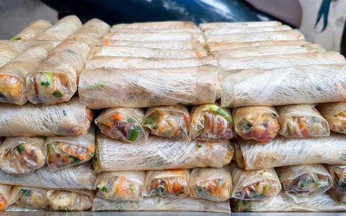 Để nâng cao độ giòn và hạn chế tình trạng nem bị bục, bạn nên sử dụng hai lớp vỏ bánh đa nem, chồng chéo lên nhau trước khi thực hiện cuốn