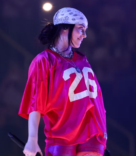 Billie Eilish tiếp tục trung thành với phong cách thời trang đặc trưng của mình trong tour diễn “Hit Me Hard and Soft”. 