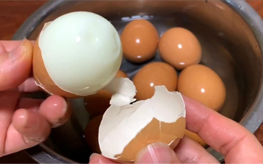 Thả thứ này vào luộc trứng: Trứng bùi ngậy, dóc vỏ, gấp đôi chất bổ  