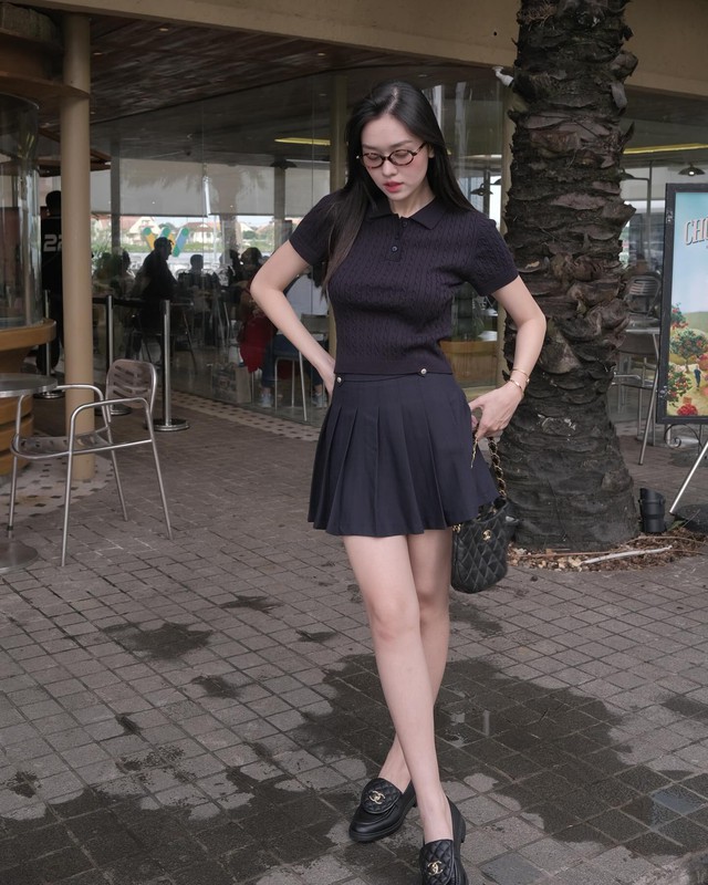Đôi loafer đồng điệu giúp tổng thể thêm phần thời thượng và tinh tế.